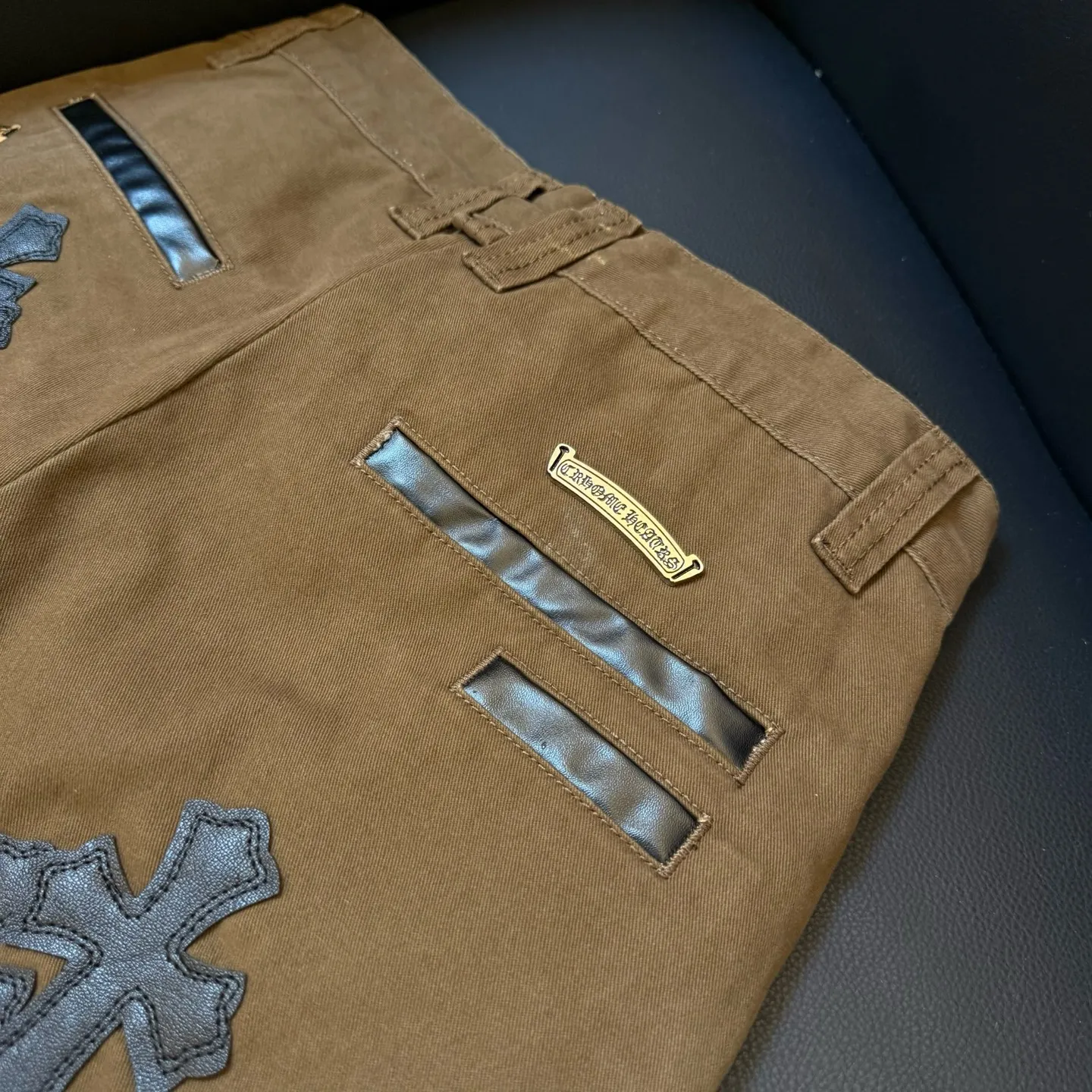 P280 model number: D336 Chrome Hearts CH Chrome Hearts brown leopard print leather jeans exude uninhibited personality and unique charm. Every wear and tear is carefully designed to present a unique artistic feel. Imported denim fabric is selected, and after ultra-heavy industrial washing and destruction treatment, the trousers show a super cool effect on the upper body. This is not only a pair of jeans, but also an expression of attitude. With its unique design concept and ultimate pursuit of details, Croxin breaks traditional boundaries and defines the jeans trend in the new era. The trousers are made of double-layer woven fabric and matched with customized hardware, showing an incomparably beautiful and unique style, making every wearer the focus of fashion. Imported denim fabric, super heavy-duty washed and damaged, the upper body is super cool! Customized hardware, incomparably good-looking model. The production process is difficult. It has a high-street feel. Color: Brown Size: S M L